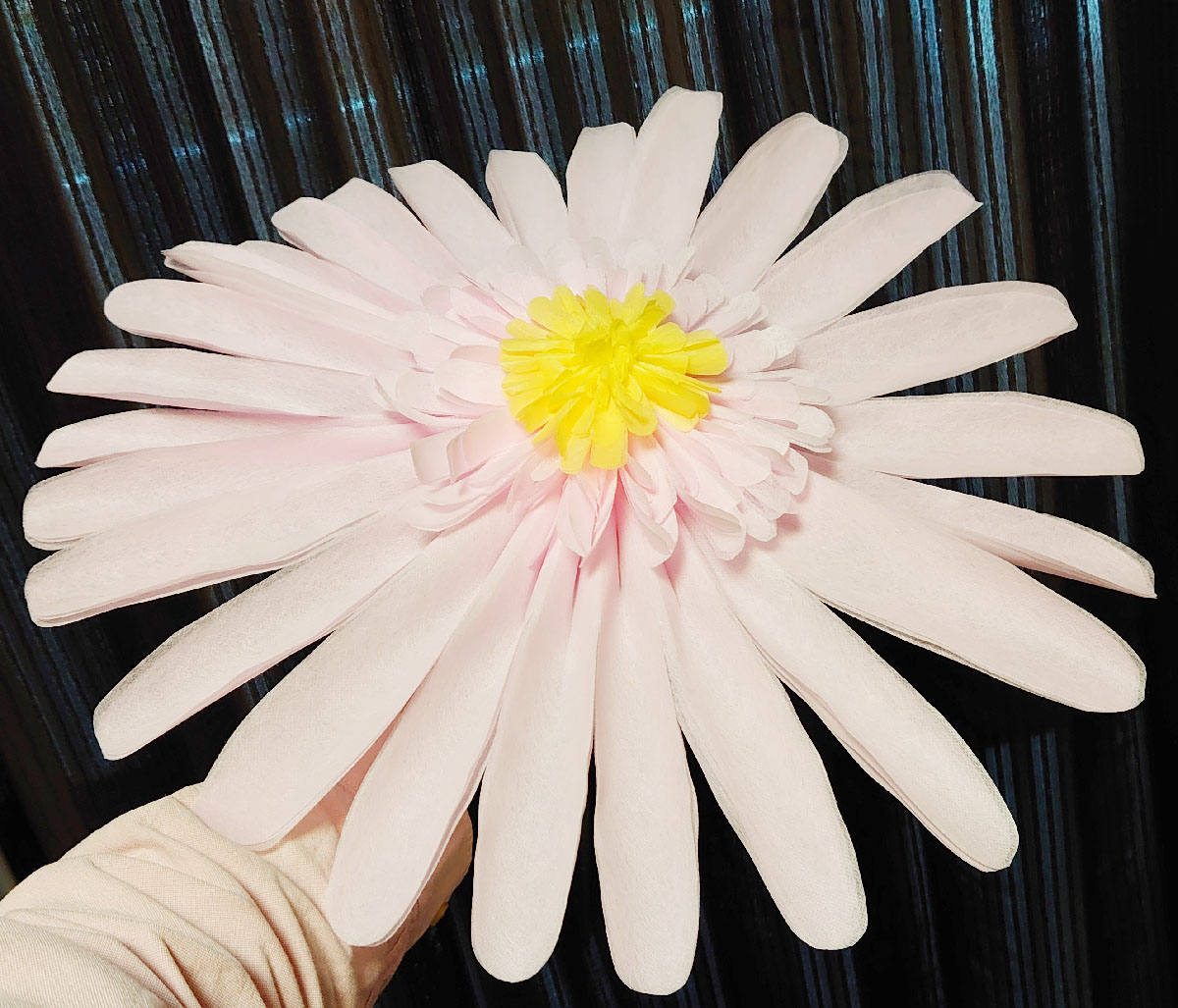 透け感と揺れる花びらがかわいいガーベラモチーフのジャイアントフラワー
